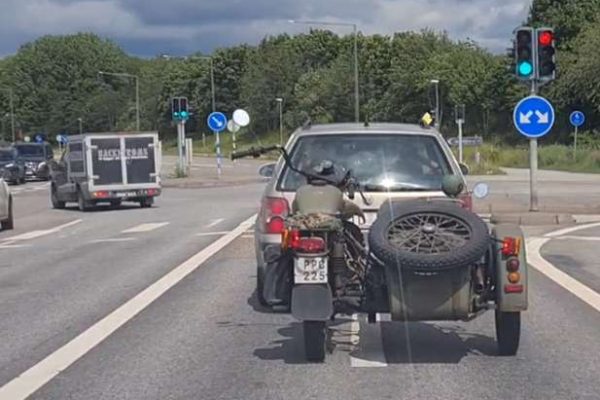 Мотоцикл урал буксируют по дороге в Швеции