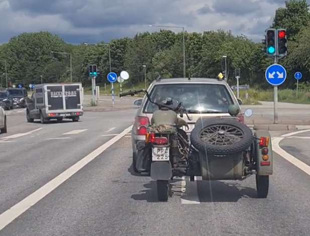 Мотоцикл урал буксируют по дороге в Швеции
